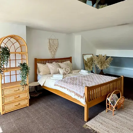 Guest house Beautiful Bohemian Double Bedroom In Birmingham